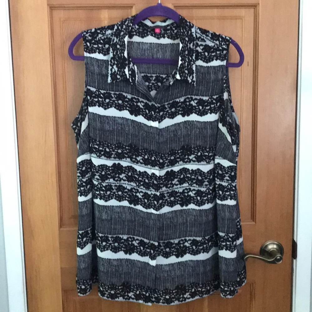 Vince Camuto sleeveless button front blouse 1X